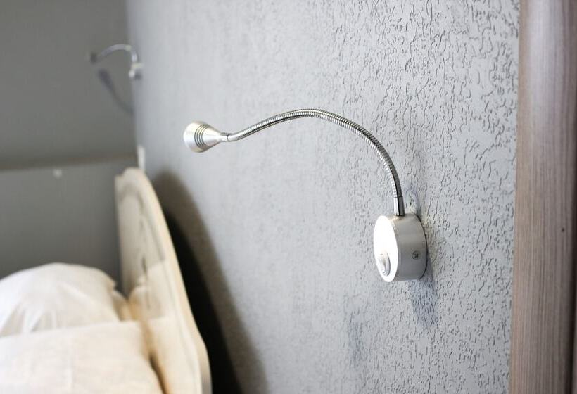 اتاق خانوادگی, Zipper House   Hostel