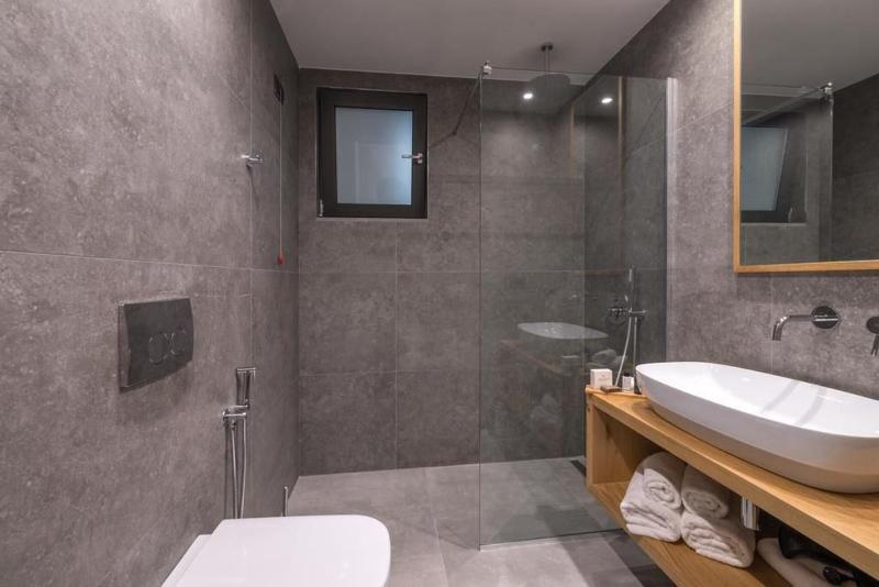 غرفة قياسية ثلاثية ذات إطلالة جانبية على البحر, Glow Boutique Hotel & Suites