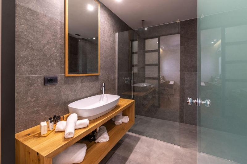 غرفة قياسية ثلاثية ذات إطلالة جانبية على البحر, Glow Boutique Hotel & Suites