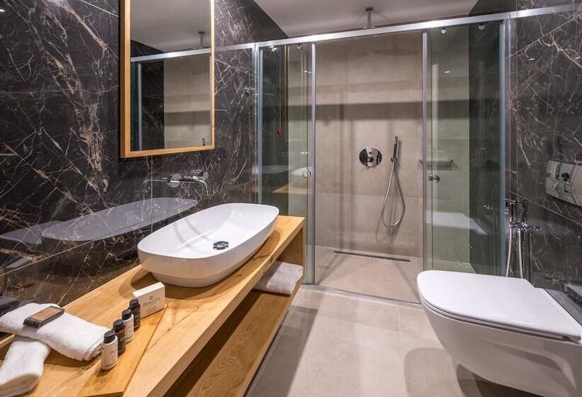 غرفة قياسية مزوَّدة بشُرفة إطلالة جانبية علي البحر, Glow Boutique Hotel & Suites