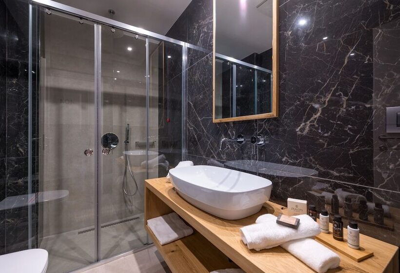 غرفة قياسية مزوَّدة بشُرفة إطلالة جانبية علي البحر, Glow Boutique Hotel & Suites