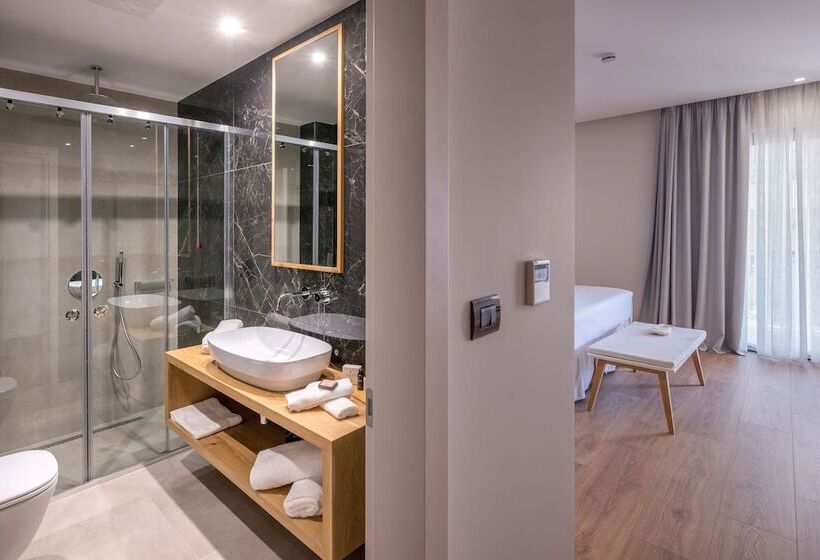 غرفة قياسية مزوَّدة بشُرفة إطلالة جانبية علي البحر, Glow Boutique Hotel & Suites