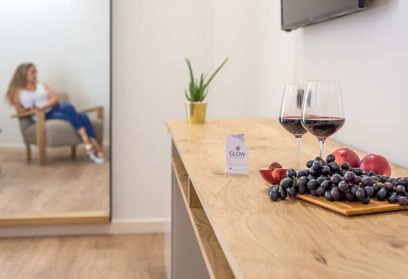 غرفة قياسية مزوَّدة بشُرفة إطلالة جانبية علي البحر, Glow Boutique Hotel & Suites