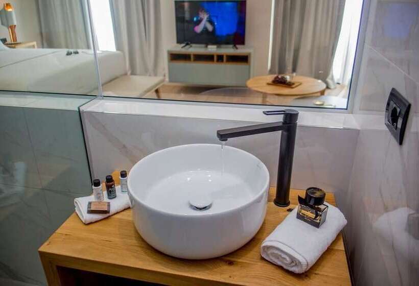 جناح جونيور مطلّ علي البحر, Glow Boutique Hotel & Suites