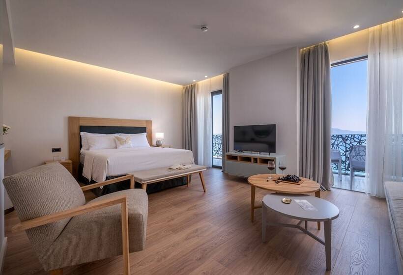 جناح جونيور مطلّ علي البحر, Glow Boutique Hotel & Suites