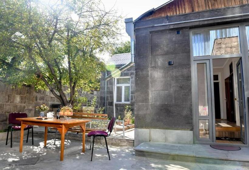 اتاق اکونومی, Guest House David S B&b