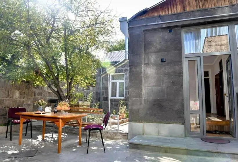 اتاق اکونومی, Guest House David S B&b