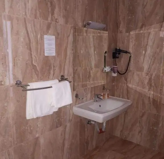 Chambre Standard, Dennis