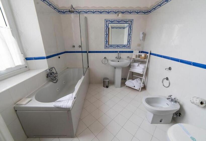 غرفة قياسية مطلّة علي البحر, Miramare