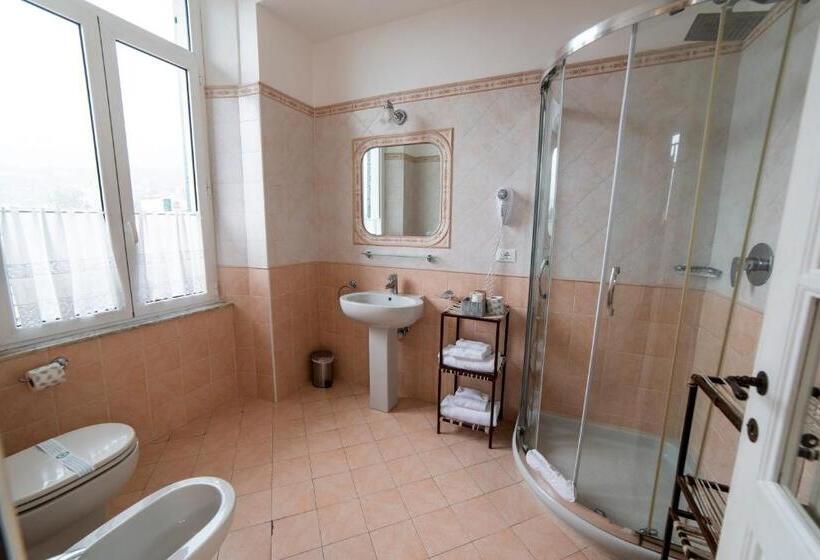 غرفة قياسية رباعية مطلة على البحر, Miramare