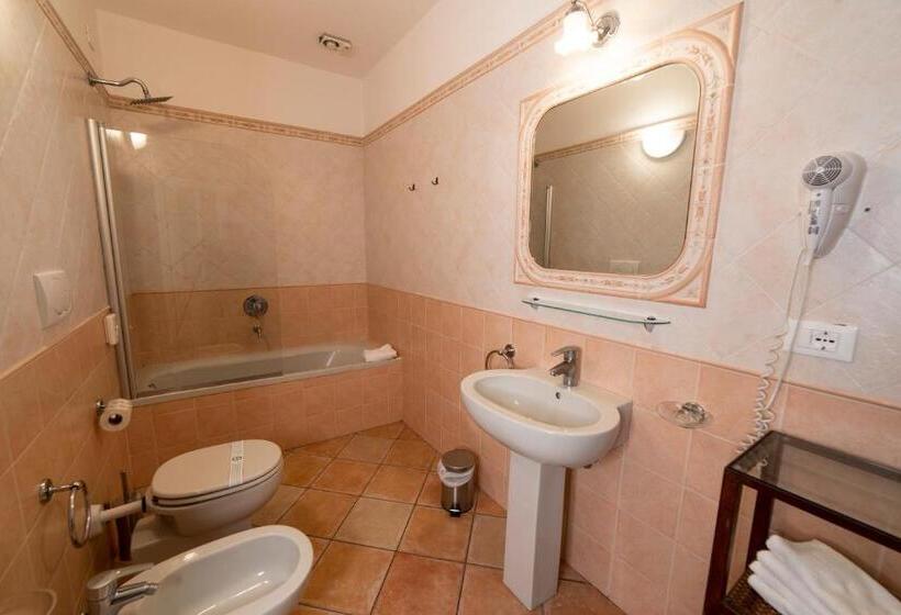 غرفة قياسية رباعية مطلة على البحر, Miramare