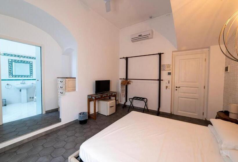 غرفة قياسية مطلّة علي البحر, Miramare