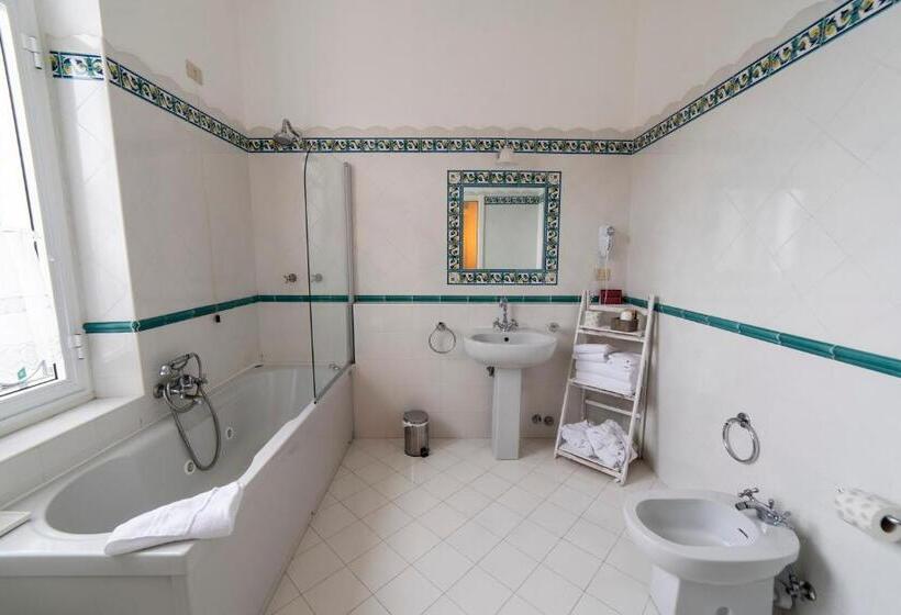 غرفة قياسية مطلّة علي البحر, Miramare