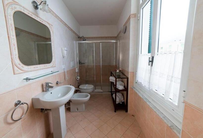 غرفة قياسية رباعية مطلة على البحر, Miramare