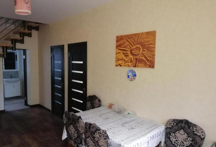 تختخواب در اتاق مشترک, Komnata V Gostevom Dome Na Metro Osokorki