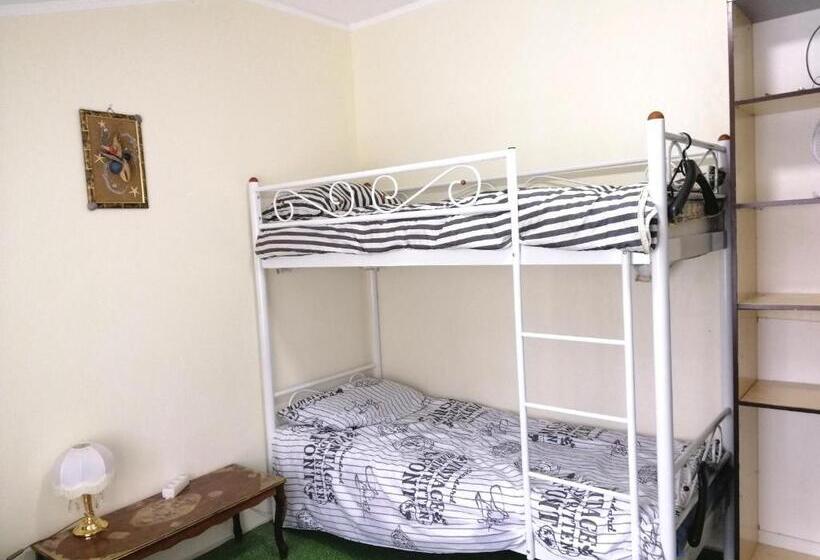 تختخواب در اتاق مشترک, Komnata V Gostevom Dome Na Metro Osokorki