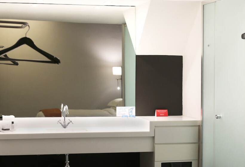 Хижина, Onomo Hotel Waterfront