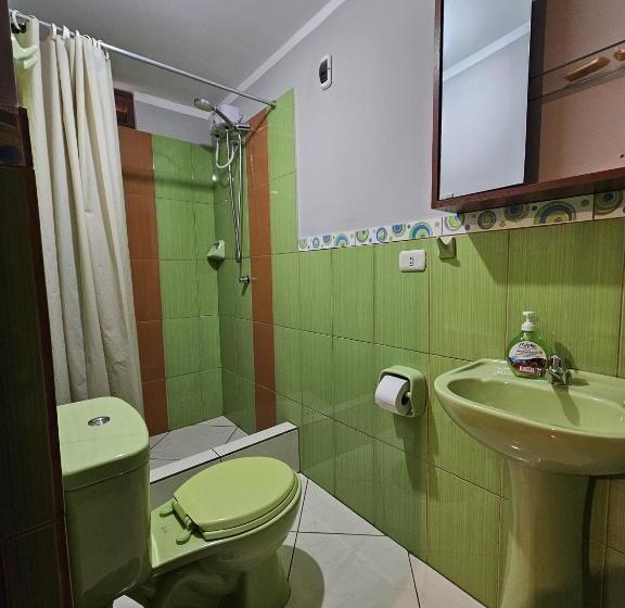 اتاق خانوادگی, Anita Hostal