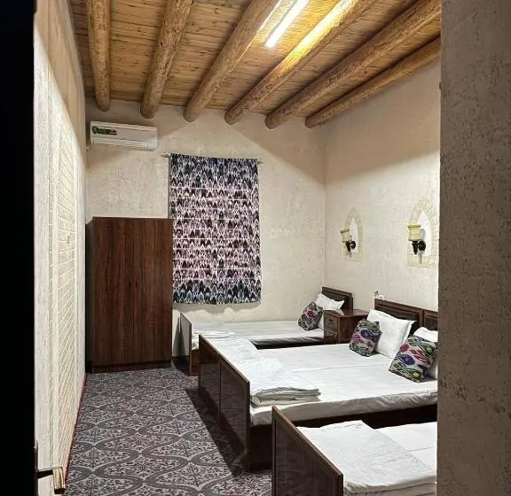 اتاق استاندارد چهار تخته, Art House Boutique