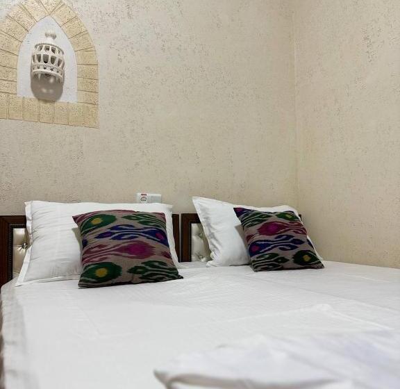 غرفة قياسية ثلاثية, Art House Boutique