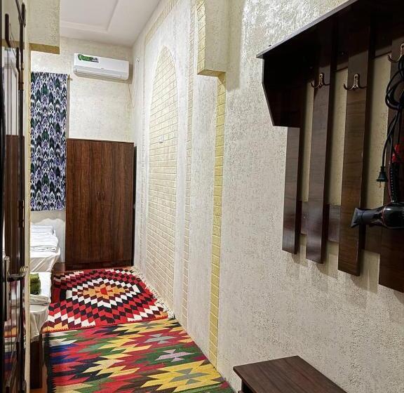 غرفة قياسية ثلاثية, Art House Boutique