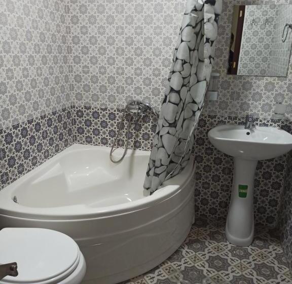 غرفة قياسية ثلاثية, Art House Boutique