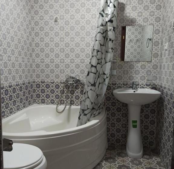 غرفة قياسية ثلاثية, Art House Boutique