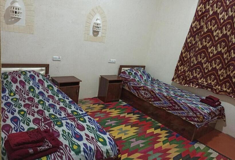 غرفة قياسية ثلاثية, Art House Boutique