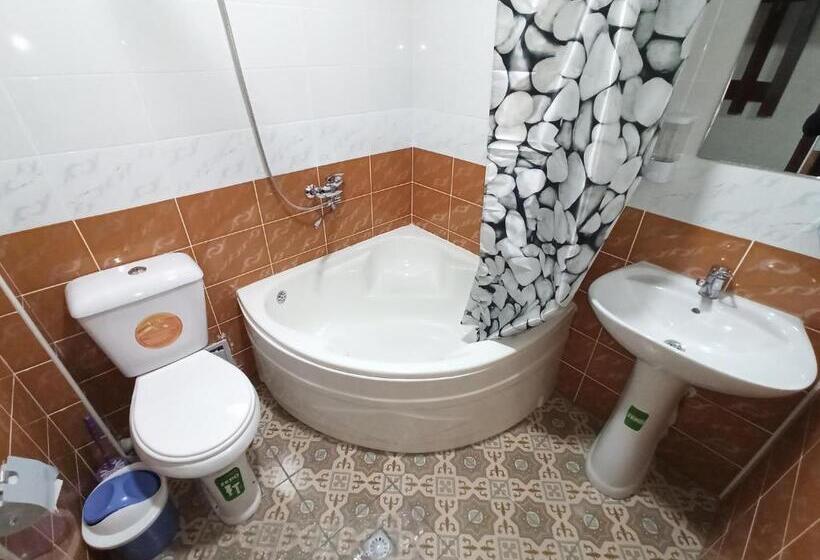 غرفة قياسية ثلاثية, Art House Boutique