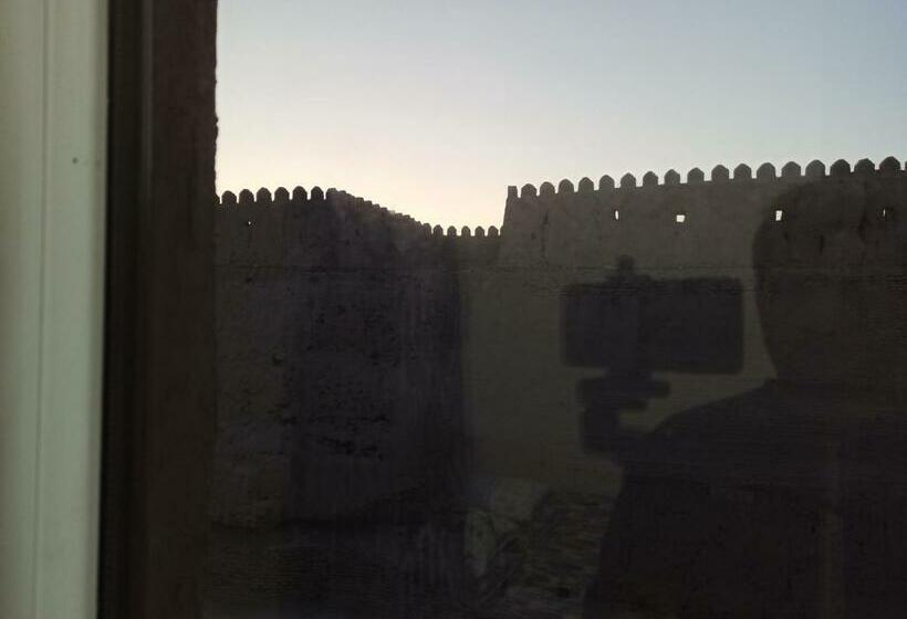 غرفة قياسية ثلاثية, Art House Boutique