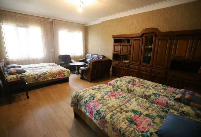 غرفة عائلية مطلّة علي الحديقة, Papazo