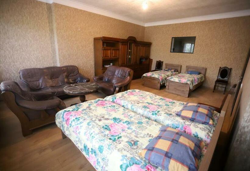 غرفة عائلية مطلّة علي الحديقة, Papazo