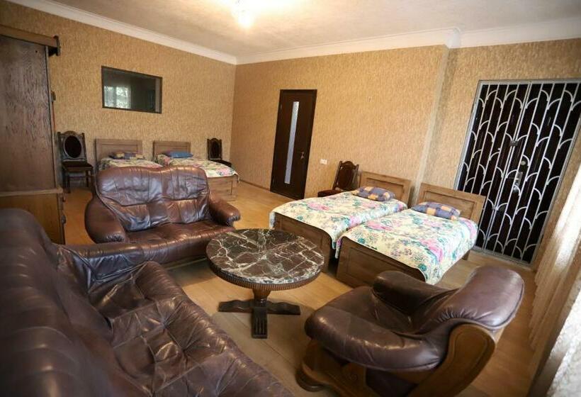 غرفة عائلية مطلّة علي الحديقة, Papazo