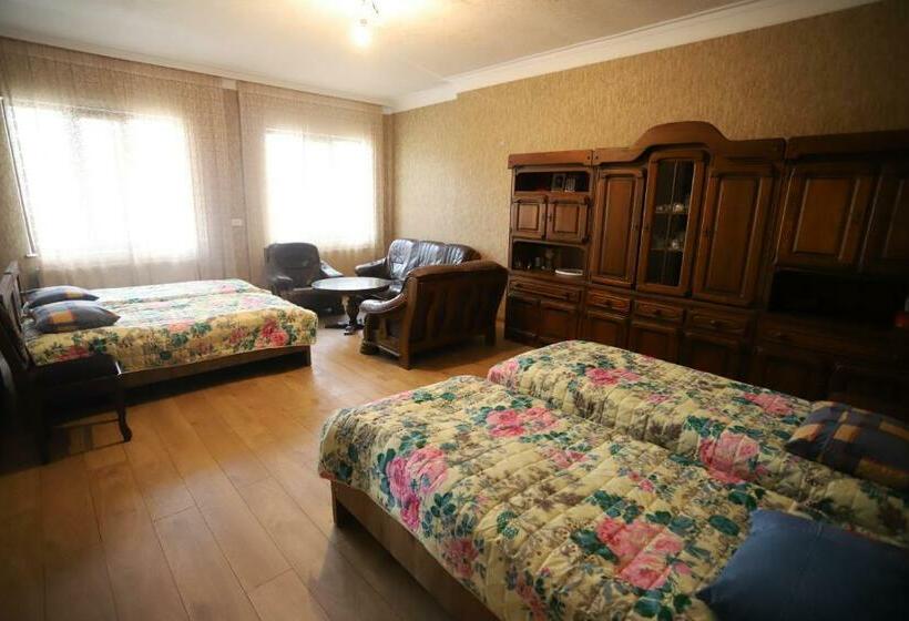 غرفة عائلية مطلّة علي الحديقة, Papazo