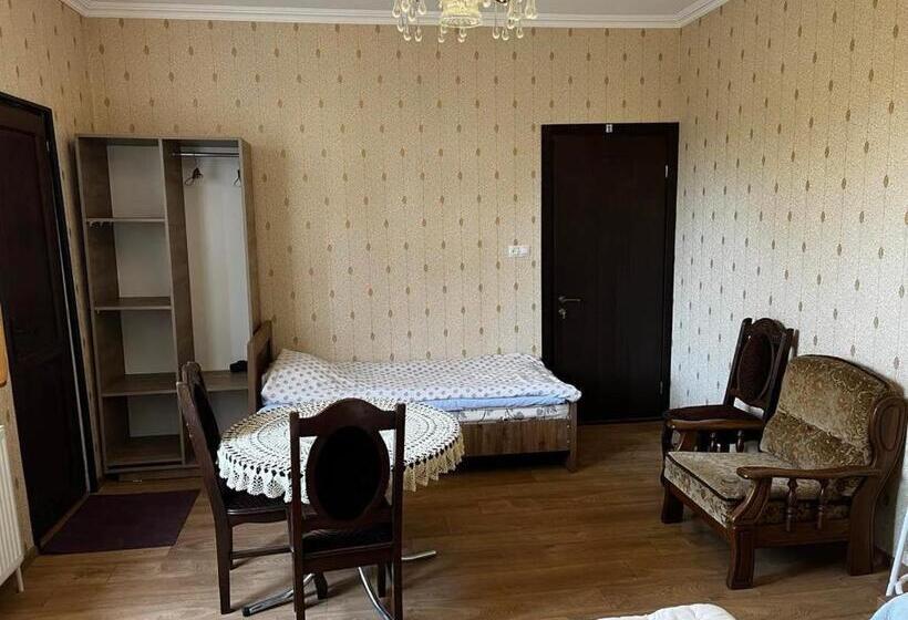 غرفة أساسية ثلاثية, Papazo