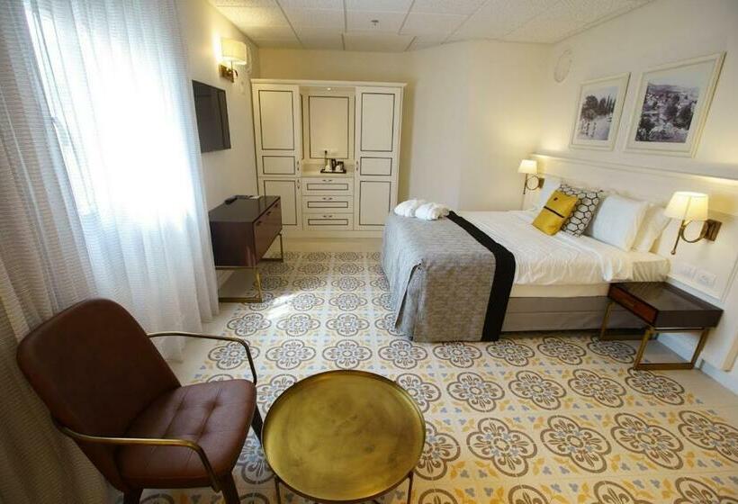 Habitación Estándar, Edmond Rosh Pina