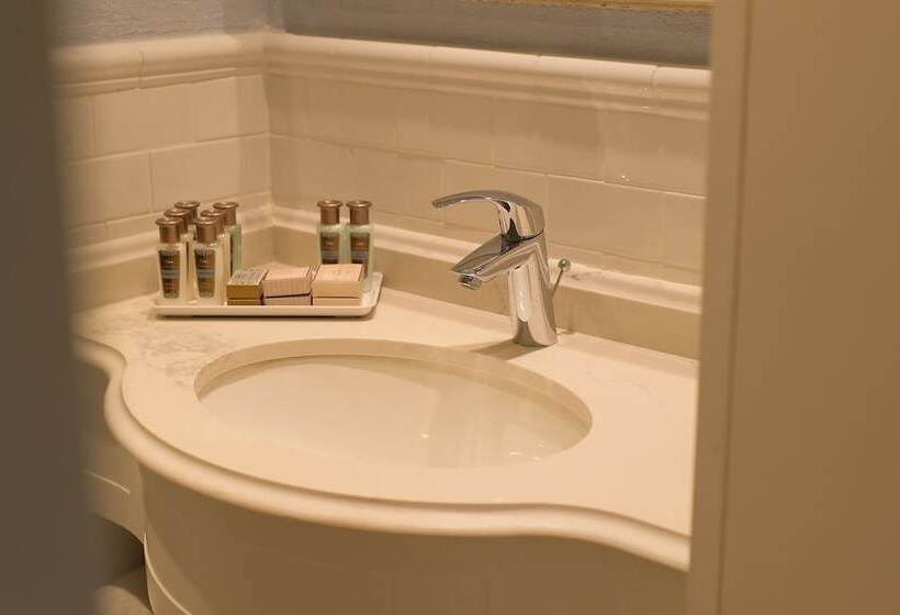 Habitación Deluxe, Edmond Rosh Pina