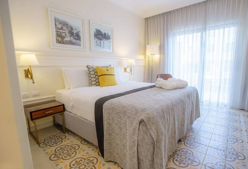 Habitación Deluxe, Edmond Rosh Pina