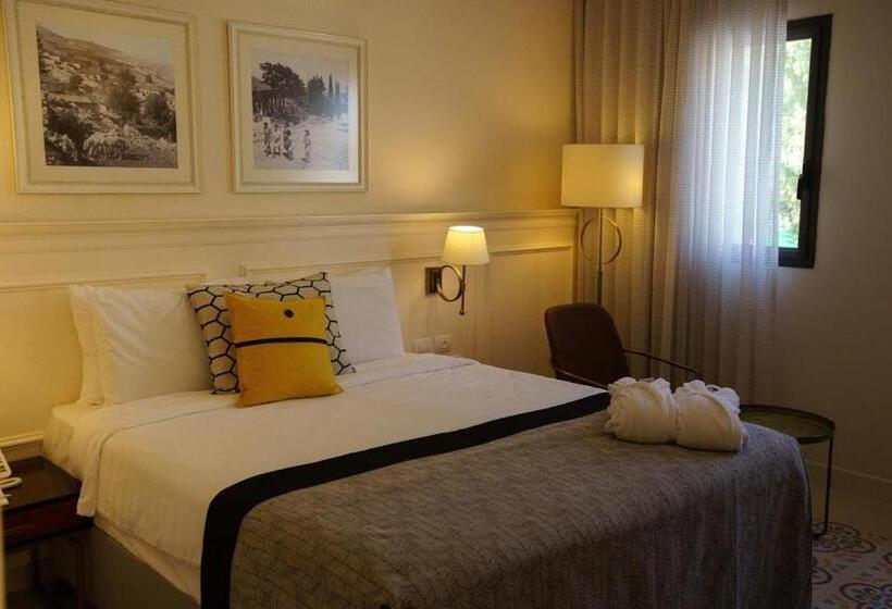 Habitación Deluxe, Edmond Rosh Pina