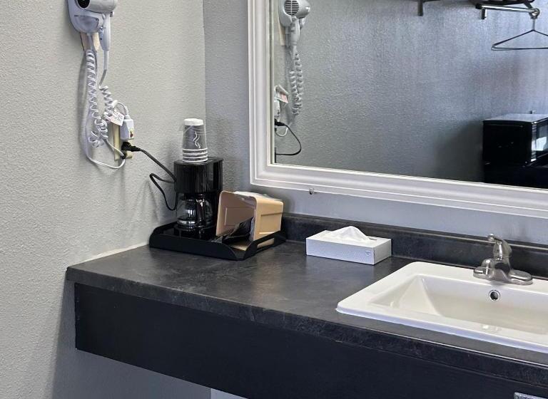 إستوديو قياسى سرير كينج, Lakes Inn