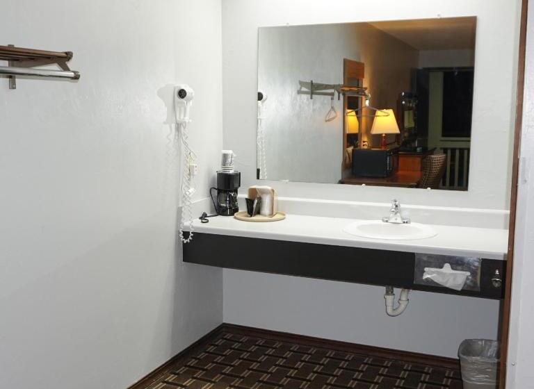 إستوديو قياسى سرير كينج, Lakes Inn