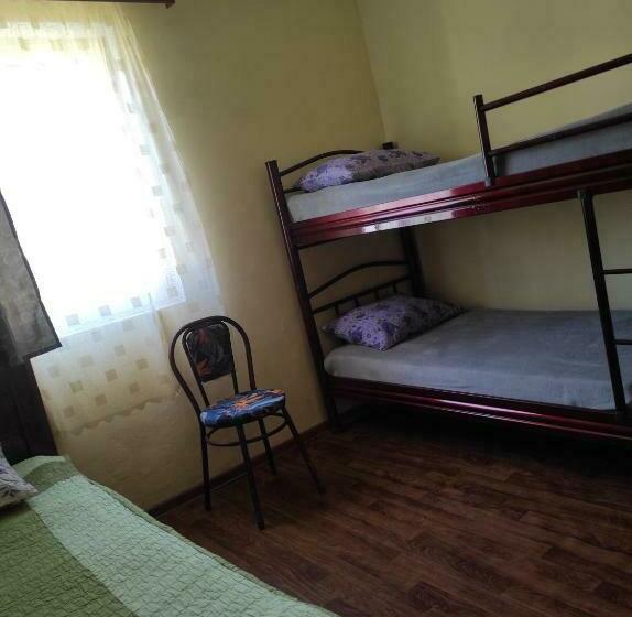 اتاق کلاسیک چهارنفره, Guest House Family