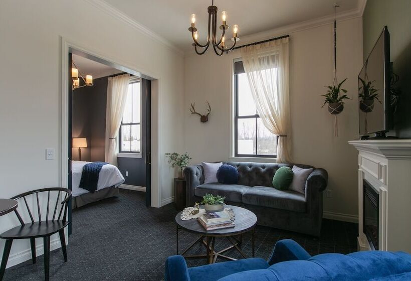 高级套房, Atticus