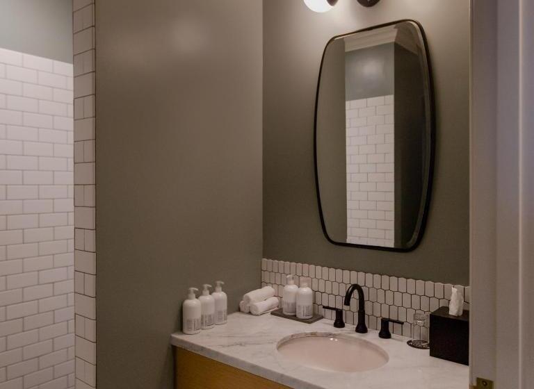 带大床的标准工作室, Atticus