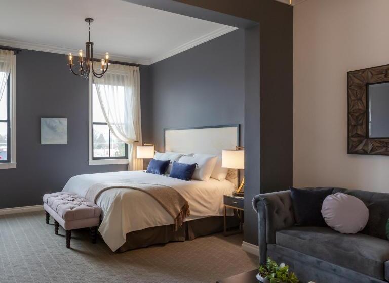 带大床的标准工作室, Atticus