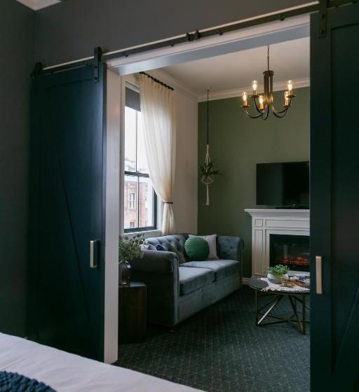 高级套房, Atticus