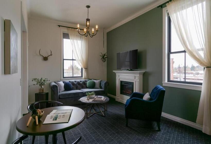 高级套房, Atticus