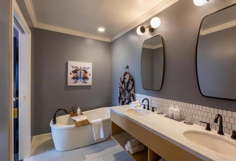 带阳台套房, Atticus