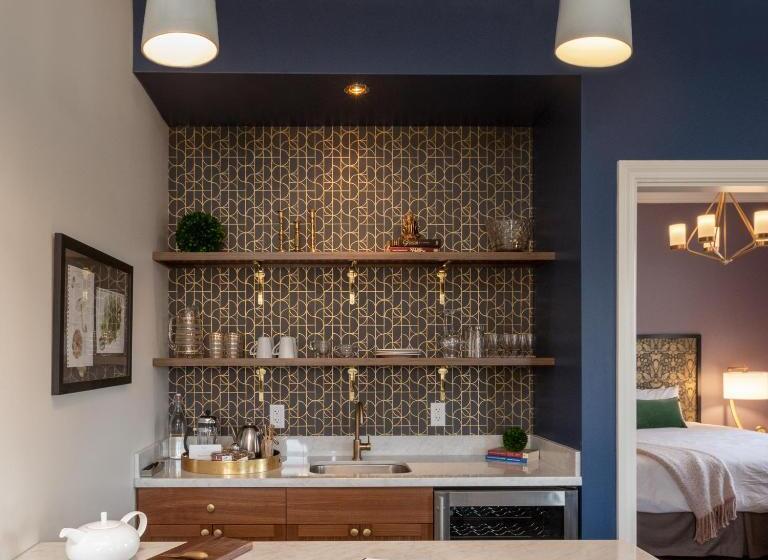 带阳台套房, Atticus