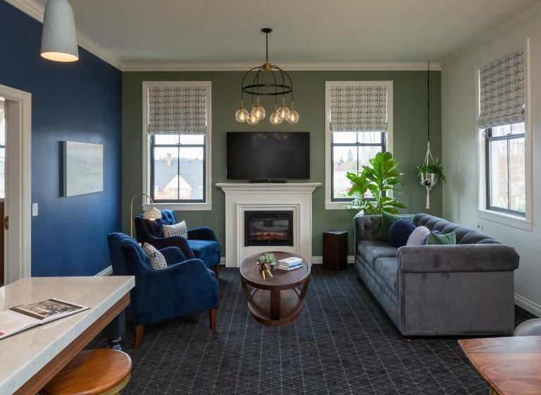 带阳台套房, Atticus